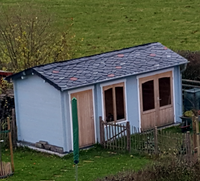 Gartenhaus mit Schiefer, wilde Deckung